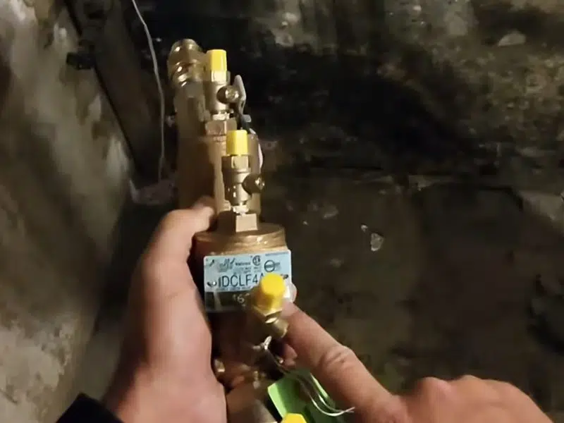 Tester connecting valve on outdoor backflow assembly for hose bib outdoor faucet in Stanton