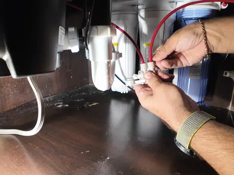 Hand wiring garbage disposal electrical connection for index in Stanton