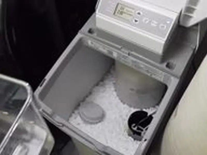 Whole-home water softener equipment with tanks and valves for la palma in La Palma